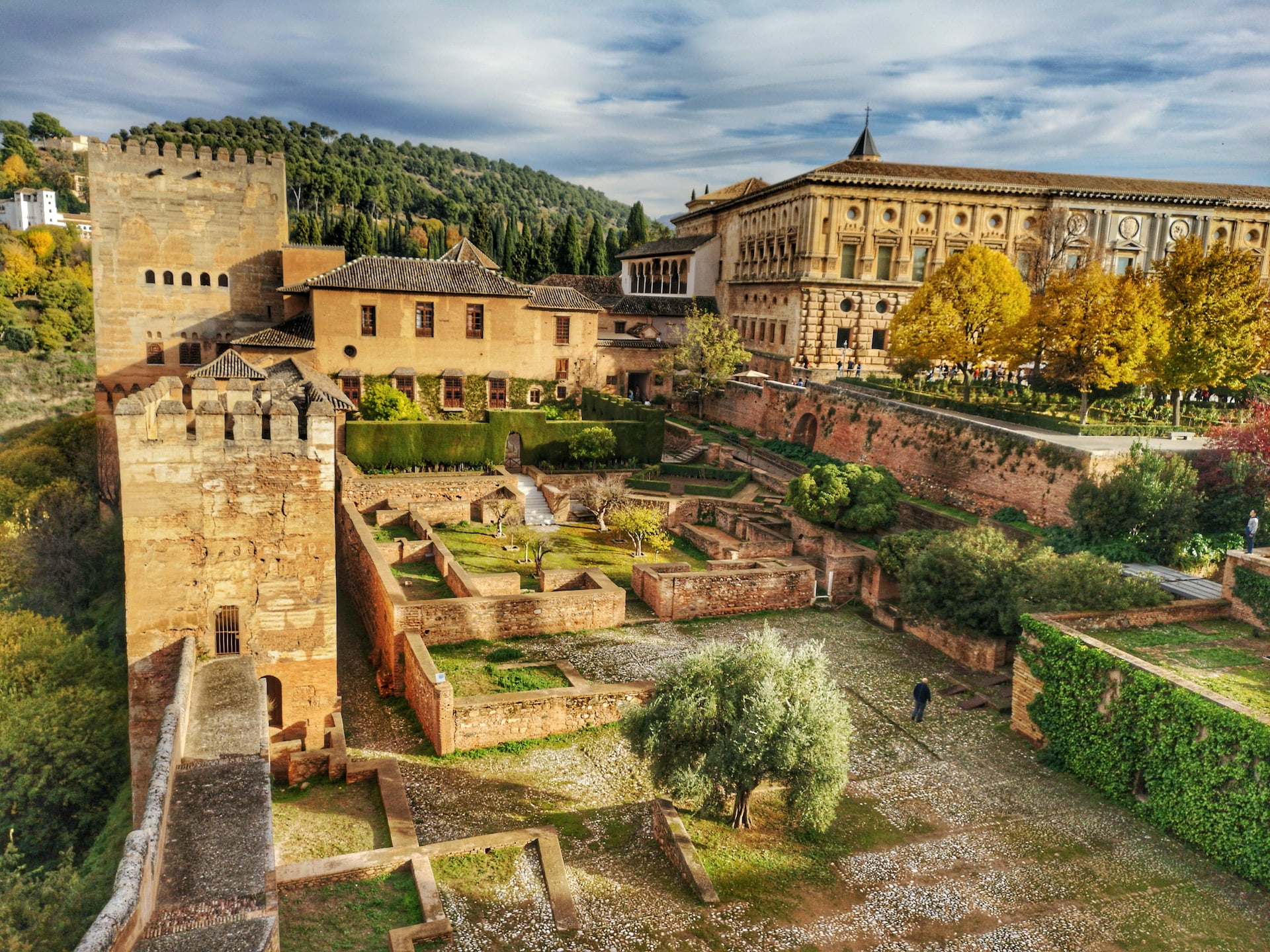Palatul Alhambra • Granada, Spania • TripInfo