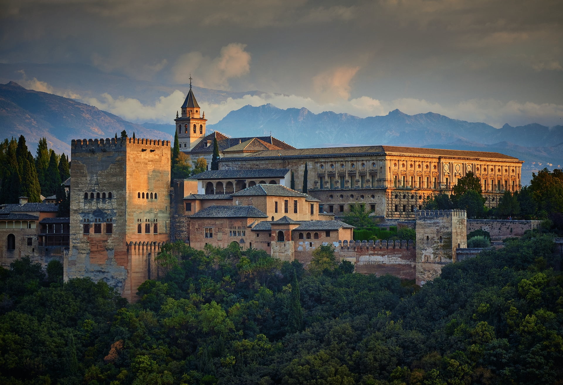 Palatul Alhambra • Granada, Spania • TripInfo