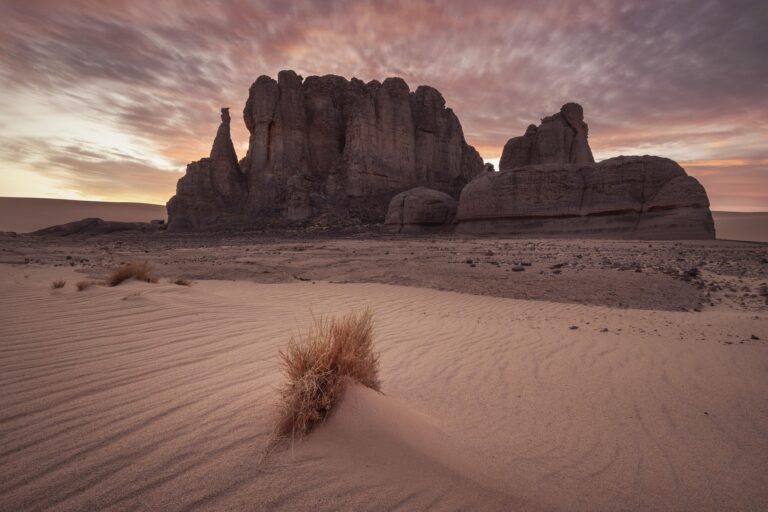 Formațiuni stâncoase impresionante din deșertul Sahara la apus