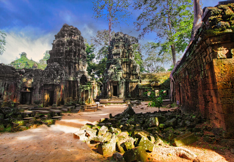 Complex templu Angkor Thom în Siem Reap, Cambodgia, cu detalii arhitecturale uimitoare și peisaj natural.