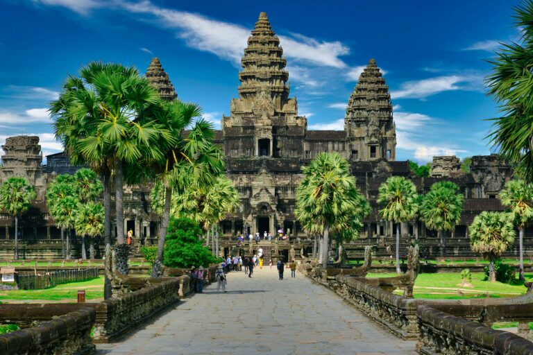 Templul Angkor Wat din Siem Reap, Cambodgia, văzut într-o zi însorită.