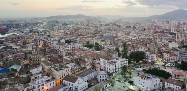 Imagine aeriană a orașului Annaba, Algeria, cu clădiri și dealuri la apus.