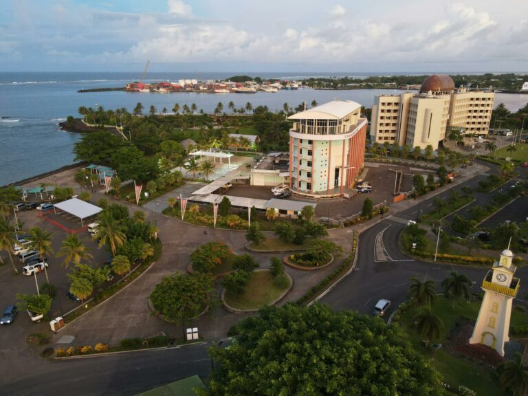 Imagine aeriană a centrului orașului Apia, Samoa, cu clădiri și portul din apropiere.