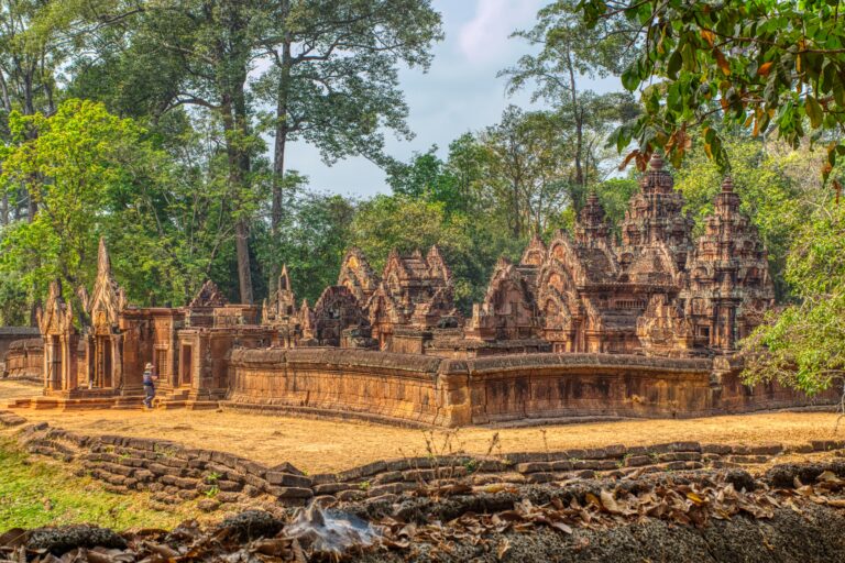Complexul Banteay Srei din Siem Reap, Cambodgia, prezentat într-o imagine panoramică ce evidențiază frumusețea și detaliile arhitecturale ale templului.