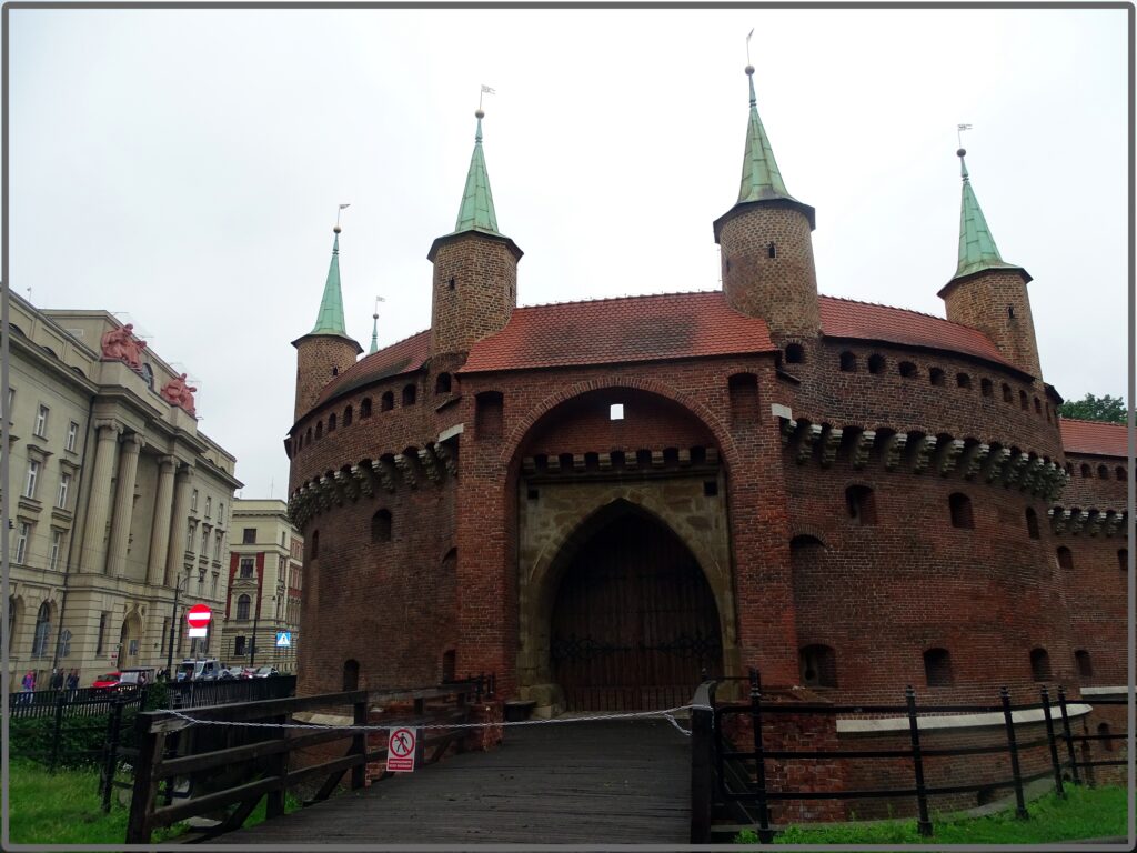 Barbacanul din Cracovia, o construcție medievală din cărămidă cu turnuri iconice și detalii arhitecturale.