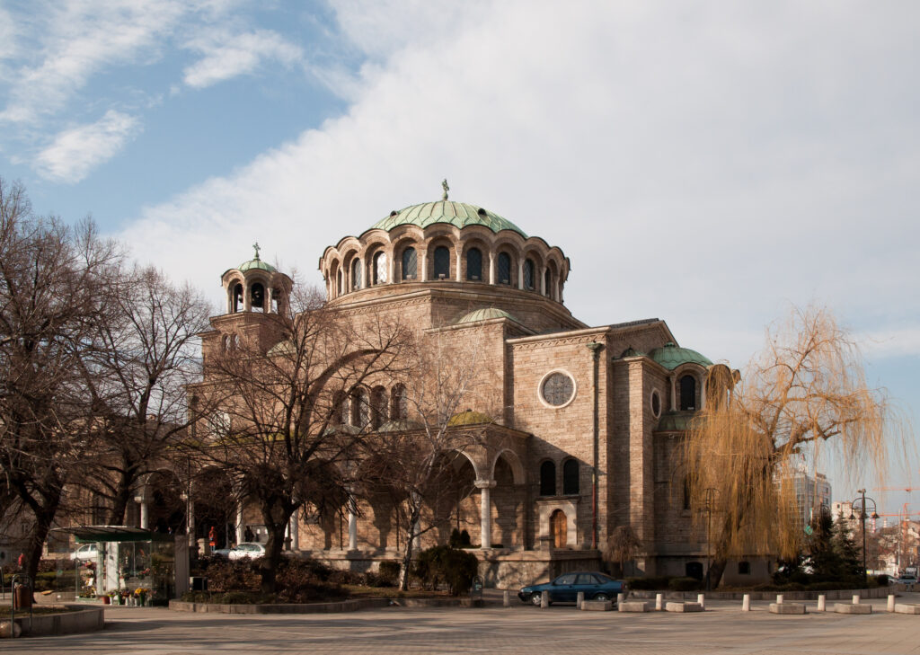 Imagine exterioară a Bisericii Sf. Nedelya din Sofia, cu detalii arhitecturale și un cer senin.