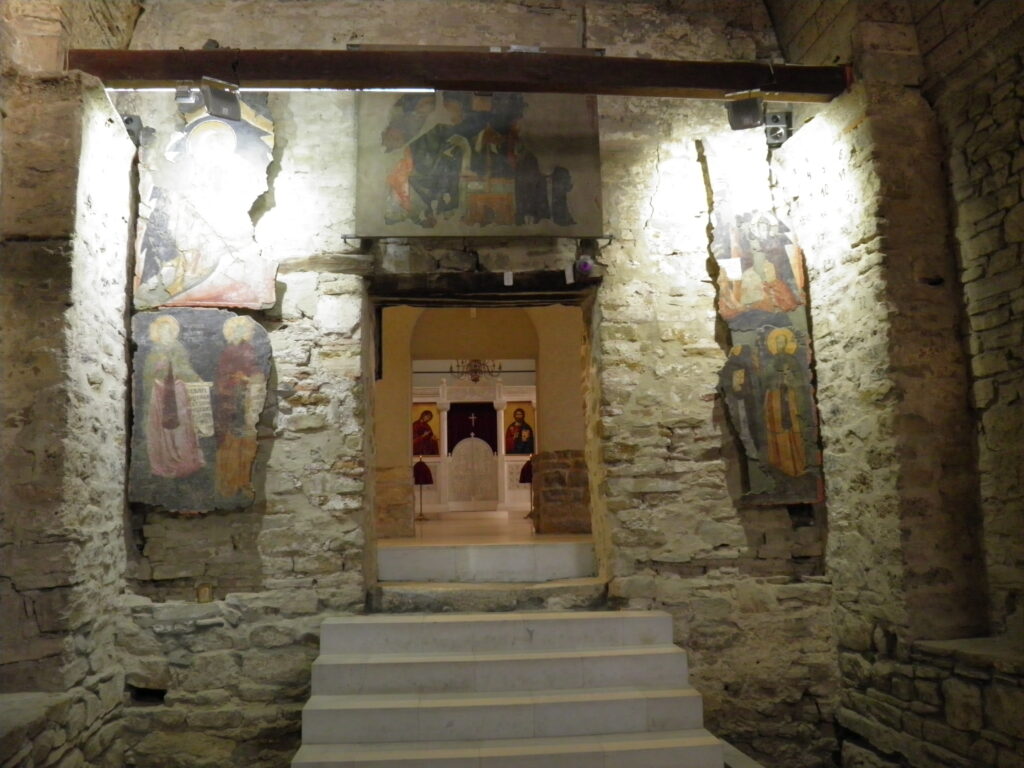 Interiorul Bisericii Sfinții 40 de Mucenici din Veliko Târnovo cu fresce religioase și decor istoric.