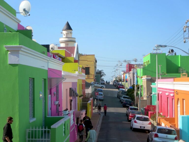 Strada cu case colorate din Bo-Kaap, Cape Town, arătând cultura vibranta a locului.
