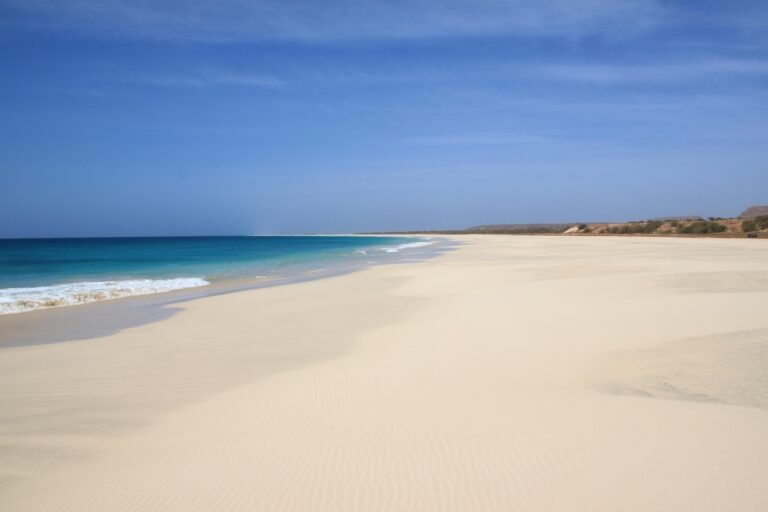 Plajă liniștită cu nisip alb și apă turcoaz în Cabo Verde.