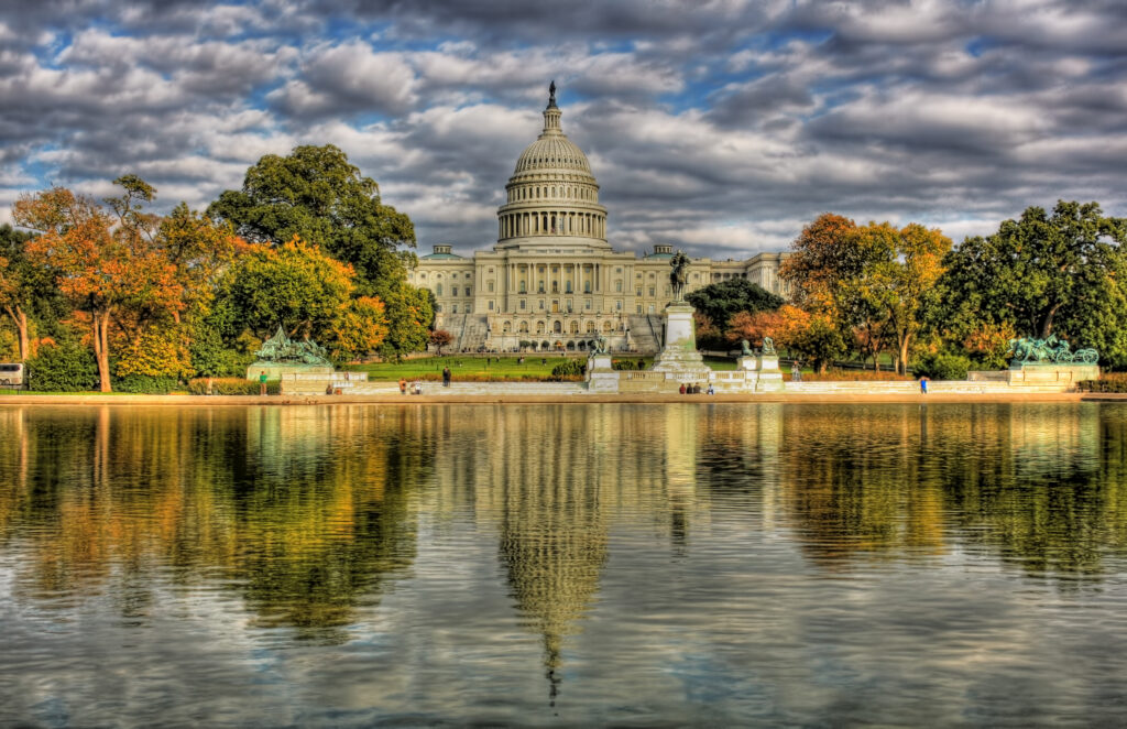 Capitolul Statelor Unite din Washington D.C. cu reflecția clădirii în apă într-un peisaj atrăgător.