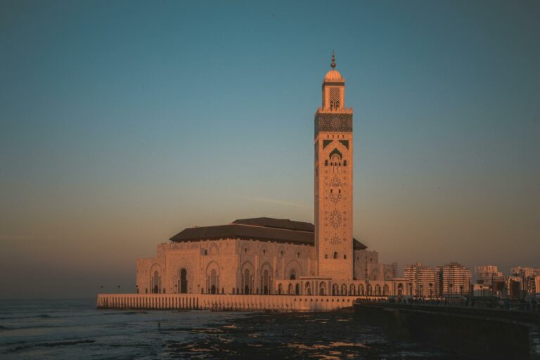 Moscheea Hassan II la apus în Casablanca, Maroc.