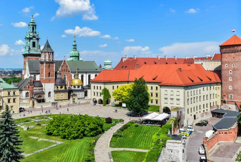 Catedrala Wawel din Cracovia fotografiată într-o vedere panoramică, cu detalii arhitecturale și peisaje istorice impresionante.