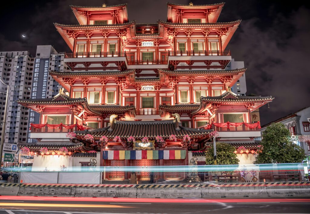 Templul Buddha Tooth Relic, un reper emblematic din Chinatown Singapore, fotografiat la apus.