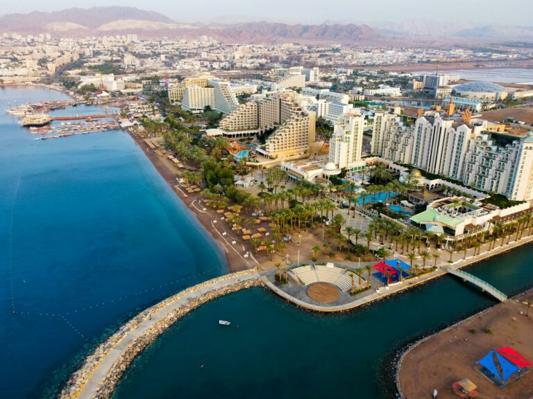 Orașul Eilat, Israel, cu hoteluri la malul Mării Roșii și plajă.