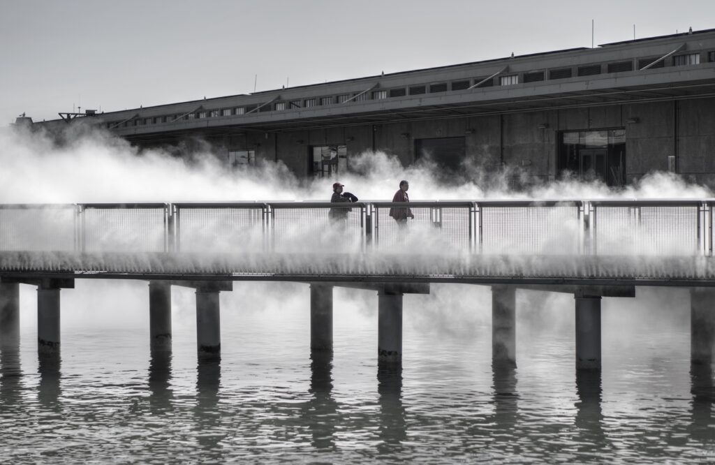 Podul Exploratorium din San Francisco, înconjurat de vapori, oferă o experiență unică vizitatorilor.