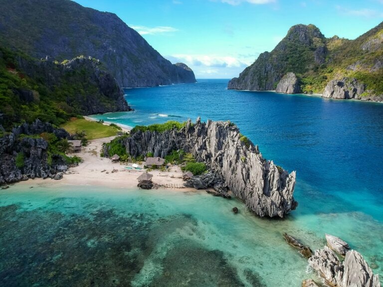 Imagine cu golf și stânci în El Nido