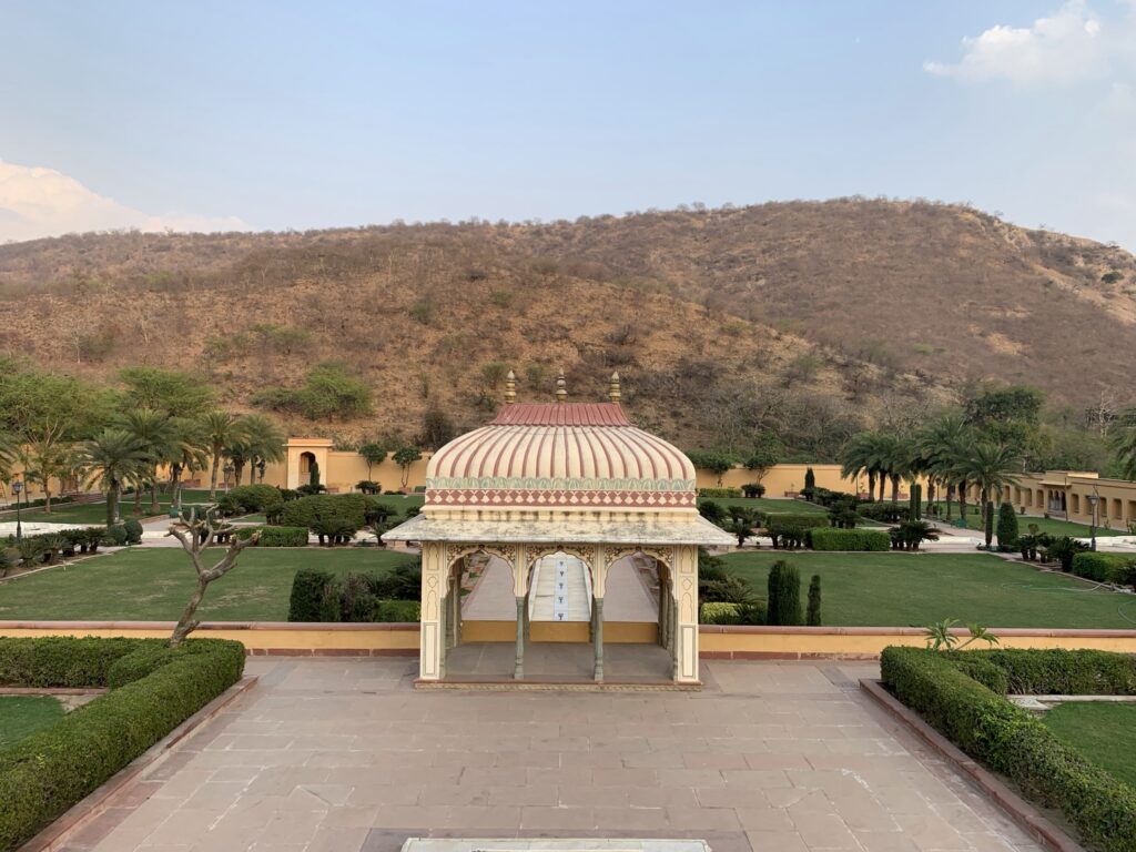 Imagine din Grădina Sisodia Rani din Jaipur, care evidențiază peisajul natural și arhitectura indiană.