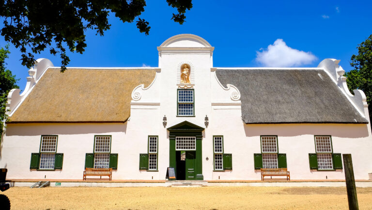 Fațada vinăriei Groot Constantia, locație istorică aflată în Cape Town, Africa de Sud.