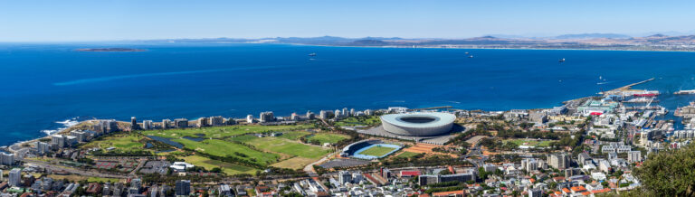 Panorama care prezintă Insula Robben, Cape Town și oceanul.