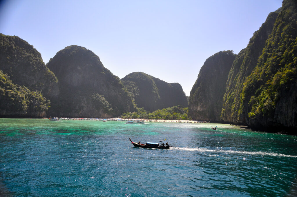 Imagine a Insulelor Phi Phi, Phuket - ape cristaline și stânci monumentale.
