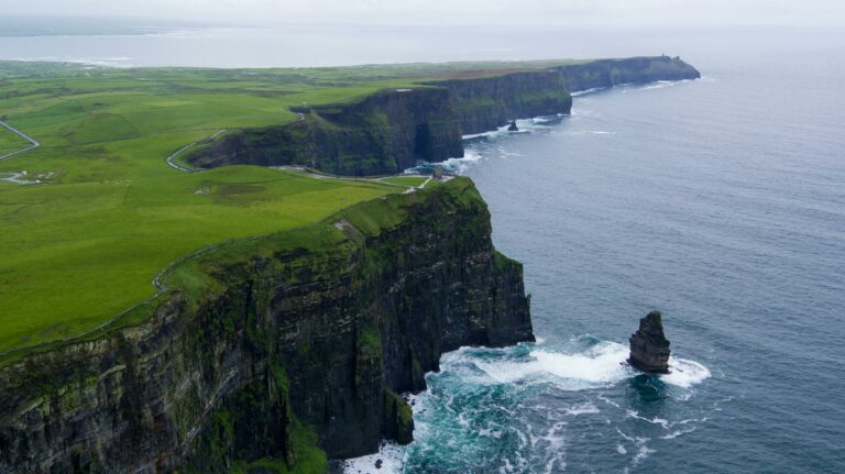 Vedere aeriană a Stâncilor de la Moher din Irlanda