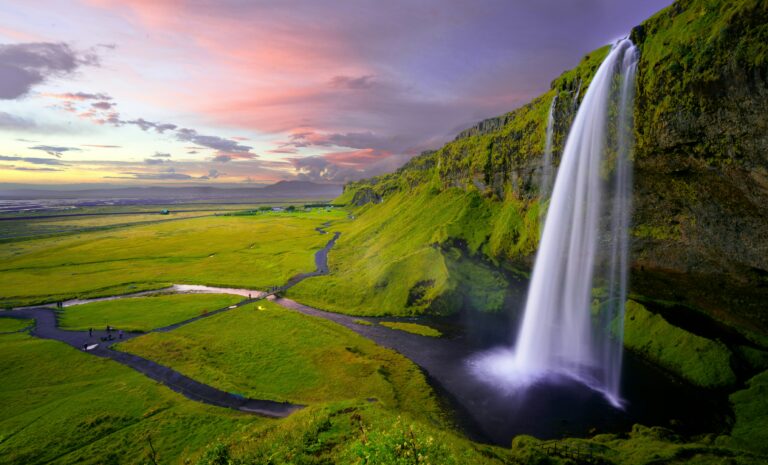 Cascada Seljalandsfoss din Islanda într-un peisaj natural impresionant la apus.