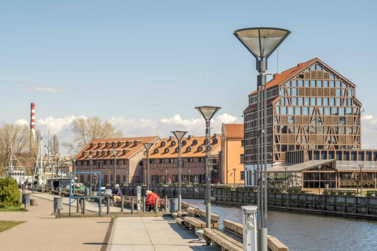 Portul din Klaipeda cu clădiri din lemn și arhitectură tradițională, Lituania.