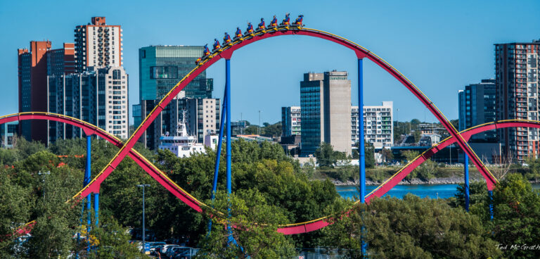 Montagne ruse colorată în La Ronde, Montreal, fundal cu clădiri și peisaj urban.
