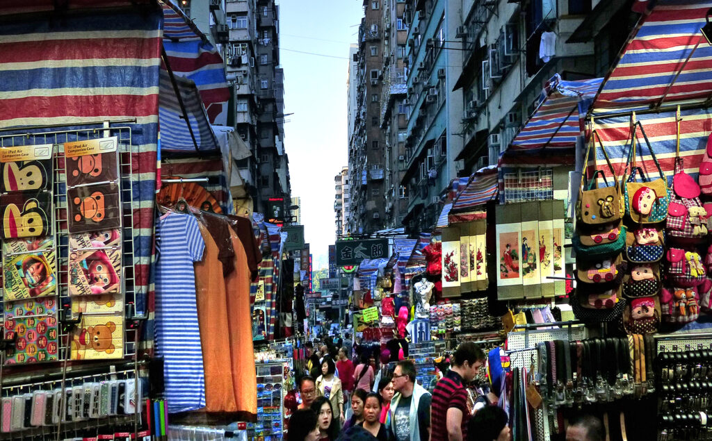 Imagine cu Ladies Market din Hong Kong, tarabe cu produse locale pe stradă.