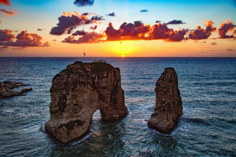 Stâncile Porumbelului la apus în Beirut