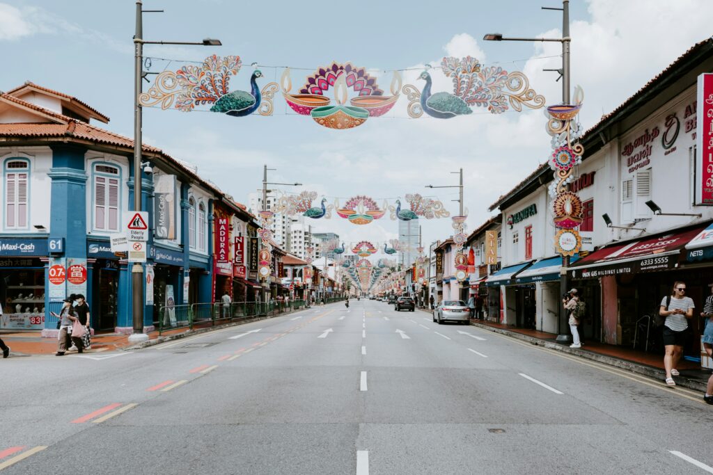 Strada principală din Little India, Singapore, împodobită cu decorațiuni festive și arhitectură tradițională.