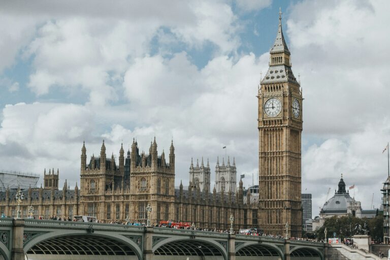 Big Ben și Palatul Westminster din Londra, Regatul Unit, văzute de pe pod.