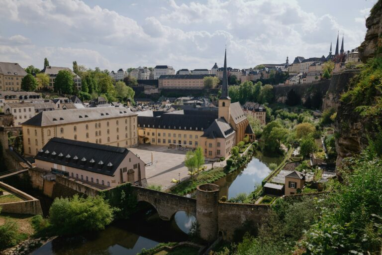 Vedere panoramică asupra cartierului Grund din Luxemburg