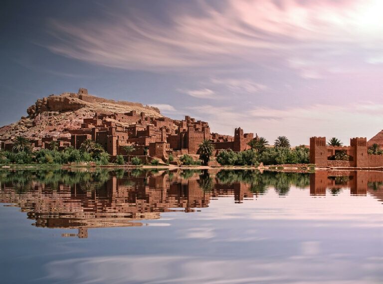 Vedere a satului Ait Ben Haddou din Maroc reflectată în apă