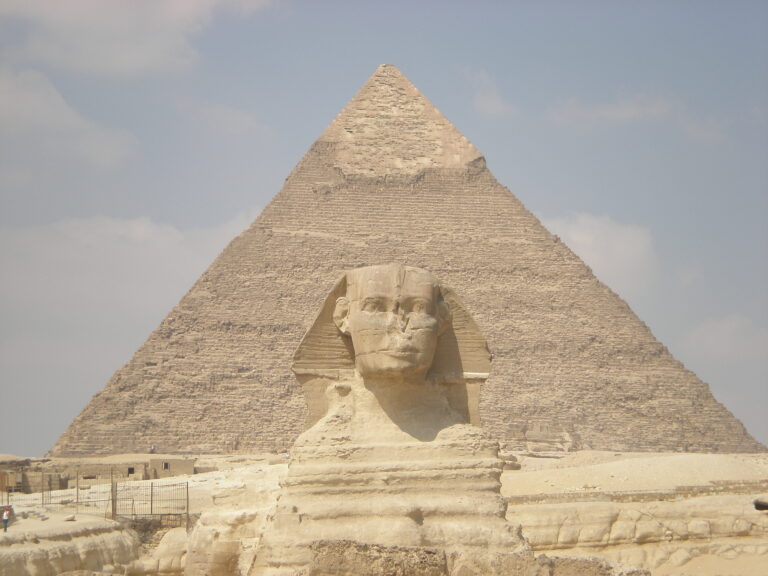 Sfinxul din Cairo și piramida din Egipt în imagine de înaltă calitate
