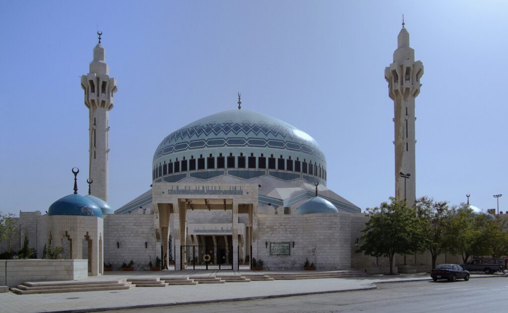 Moscheea Regele Abdullah I, cu cupola sa albastră și minaretele semețe, în Amman, Iordania.