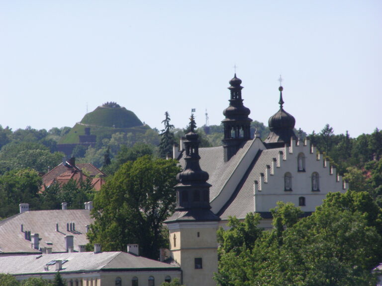 Vedere panoramică a Muntelui Kościuszko din Cracovia, Polonia, înconjurat de clădiri și natură.