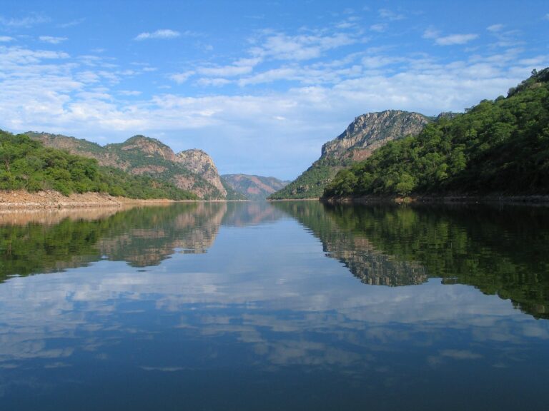 Lacul Cahora Bassa din Mozambic