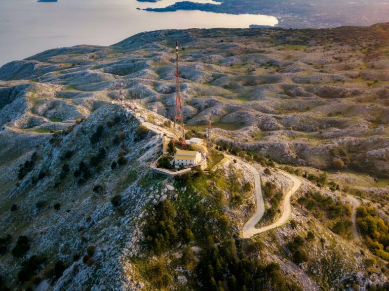 Vârful muntelui Pantokrator din Corfu, prezentând antene și peisaj montan panoramic.