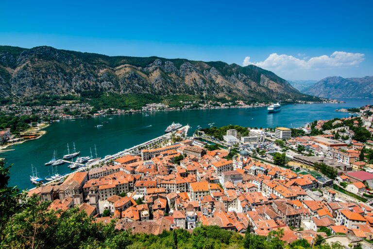 Vedere panoramică a orașului Kotor și a Golfului Kotor