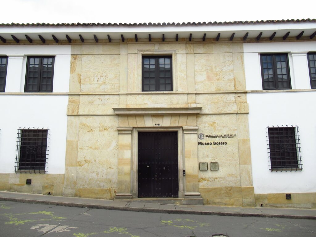 Intrarea principală a Muzeului Botero din Bogota, cu detalii ale fațadei istorice.