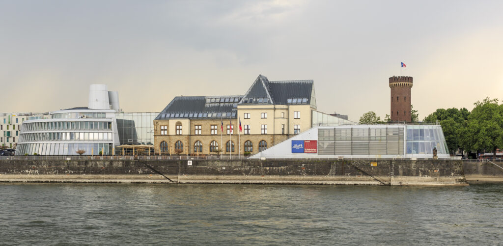 Vedere exterioară a Muzeului Ciocolatei Lindt din Köln.