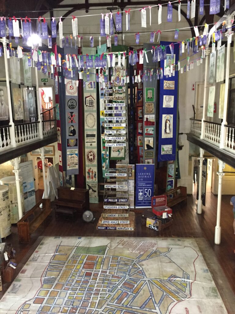 Interiorul Muzeului District Six, cu hărți și expoziții istorice din Cape Town.