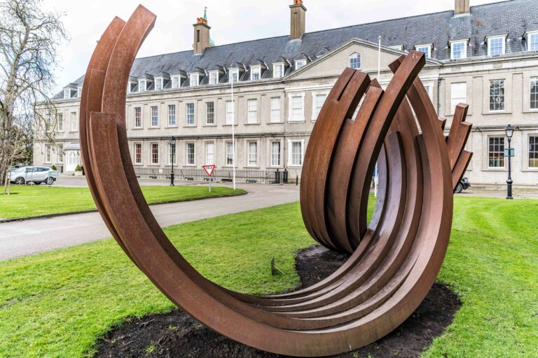 Sculptură modernă în fața Muzeului Irlandez de Artă Modernă din Dublin, Irlanda.