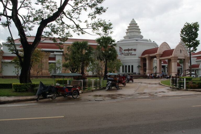 Intrarea principală a Muzeului Național Angkor din Siem Reap cu detalii arhitecturale impresionante.