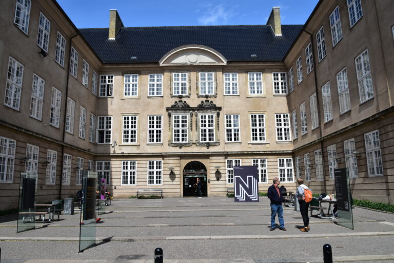 Clădirea emblematică a Muzeului Național al Danemarcei din Copenhaga, cu detalii architecturale impresionante.
