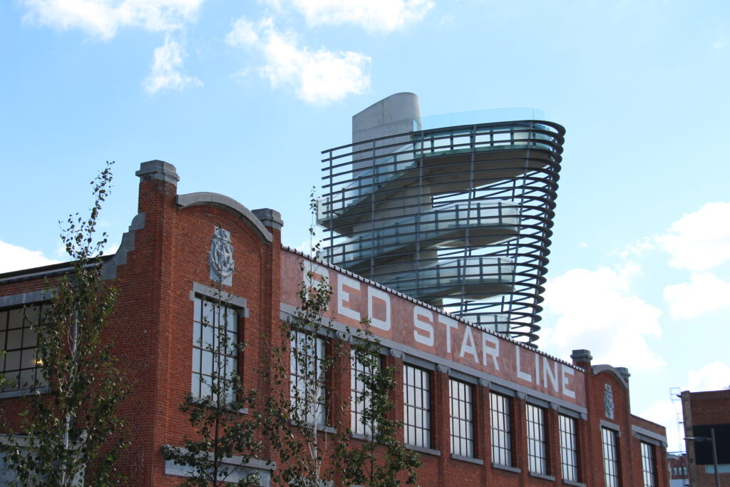 Fațada Muzeului Red Star Line din Anvers cu arhitectura iconică și turnul modern.