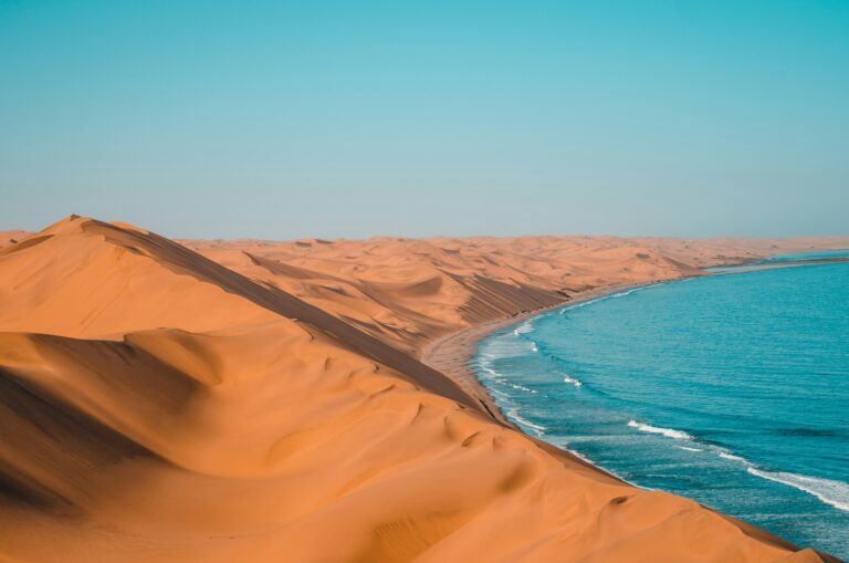 Dunele Deșertului Namib la malul Oceanului Atlantic în Namibia.