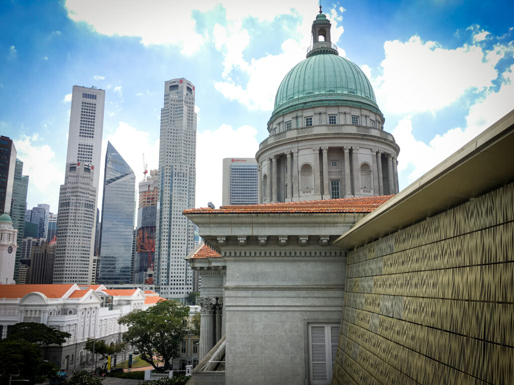 Galeria Națională Singapore cu domul său iconic și peisajul urban modern din jur.
