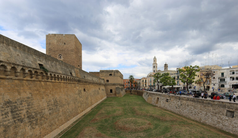 Imagine a Castelului de normani din Bari în Old Town Bari, Italia, înconjurat de ziduri istorice și clădiri locale.